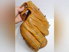 Spalding Baseball Glove with Baseballs