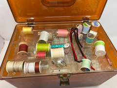 LR… Plastic sewing box with light content, see pictures for details.