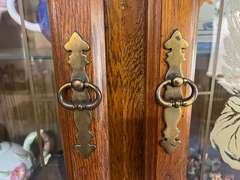 LR… Kincaid China cabinet with hutch, two pieces, hutch is three door and two shelf with glass front, bottom has three door and three drawer cabinet storage, items seen in photos are sold in separate lots, see pictures for details.*** Please see special pick up instructions***