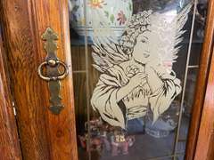 LR… Kincaid China cabinet with hutch, two pieces, hutch is three door and two shelf with glass front, bottom has three door and three drawer cabinet storage, items seen in photos are sold in separate lots, see pictures for details.*** Please see special pick up instructions***