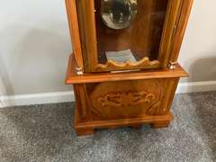 LR… Battery powered Daniel Dakota grandfather clock with lovely cabinet, see pictures for details.