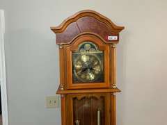 LR… Battery powered Daniel Dakota grandfather clock with lovely cabinet, see pictures for details.