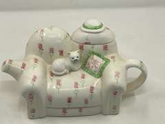 LR… Cat on a sofa teapot by Cardinal, Inc., See pictures for details.