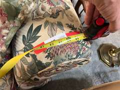 LR… Rolled arm floral print skirted sofa, comes with two accent pillows, see pictures for details.