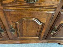 LR… Kincaid China cabinet with hutch, two pieces, hutch is three door and two shelf with glass front, bottom has three door and three drawer cabinet storage, items seen in photos are sold in separate lots, see pictures for details.*** Please see special pick up instructions***