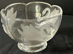 LR… Telefloral crystal bowl with embossed and frosted swan motif, see pictures for details.