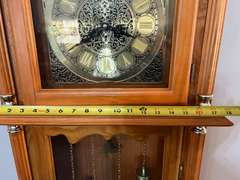 LR… Battery powered Daniel Dakota grandfather clock with lovely cabinet, see pictures for details.