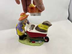 LR… Lotus garden themed tea pot, see pictures for details.