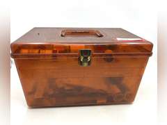 LR… Plastic sewing box with light content, see pictures for details.