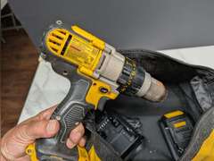 DEWALT 20 AMP LITHIUM DRILL WITH BATTERY, CHARGER, AND TOOL BAG