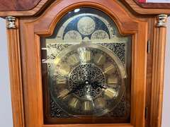 LR… Battery powered Daniel Dakota grandfather clock with lovely cabinet, see pictures for details.