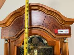 LR… Battery powered Daniel Dakota grandfather clock with lovely cabinet, see pictures for details.
