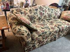 LR… Rolled arm floral print skirted sofa, comes with two accent pillows, see pictures for details.