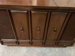 LR… Vintage Zenith stereo console, powers up, see pictures for details.