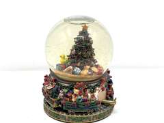 LR… St. Nicholas Square musical snow globe, see pictures for details.
