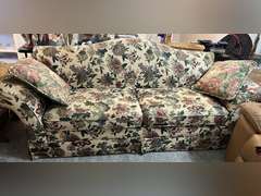 LR… Rolled arm floral print skirted sofa, comes with two accent pillows, see pictures for details.