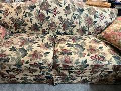LR… Rolled arm floral print skirted sofa, comes with two accent pillows, see pictures for details.