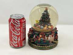 LR… St. Nicholas Square musical snow globe, see pictures for details.