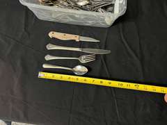 LR… Assorted cutlery and steak knives, tub is not included, see pictures for details.