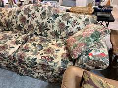 LR… Rolled arm floral print skirted sofa, comes with two accent pillows, see pictures for details.