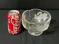 LR… Telefloral crystal bowl with embossed and frosted swan motif, see pictures for details.