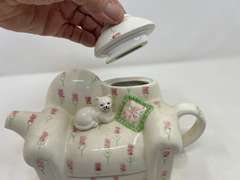 LR… Cat on a sofa teapot by Cardinal, Inc., See pictures for details.