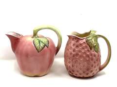 LR… Lovely ceramic strawberry and apple pitchers, two pieces, pictures for details.