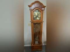 LR… Battery powered Daniel Dakota grandfather clock with lovely cabinet, see pictures for details.