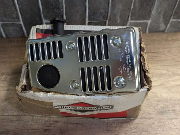 BRIGGS & STRATTON MUFFLER 192569GS IN ORIGINAL BOX image