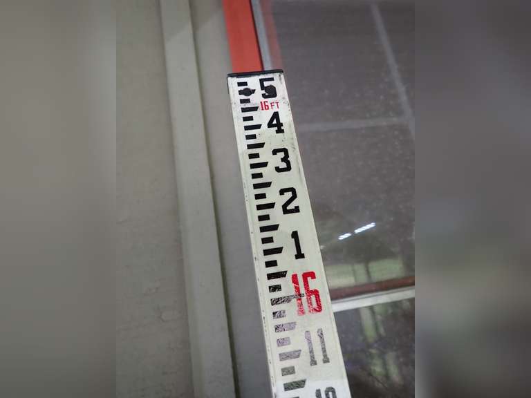 CR-16 Surveyor Leveling/Measuring Rod image