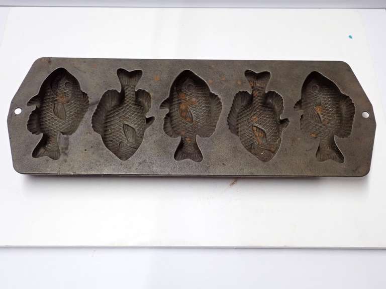 Vintage Lodge Fish Mold Pan image