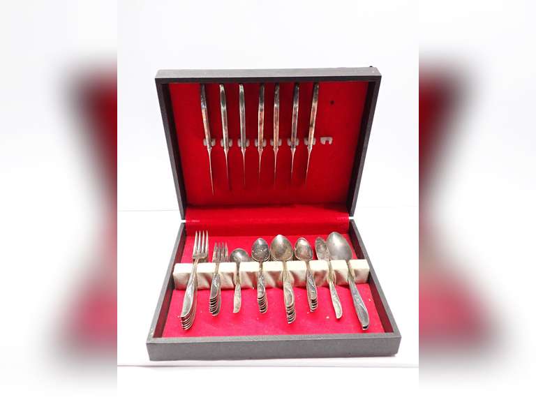 Wm. Rogers Oneida LTD Silverplate Flatware Set in Box image