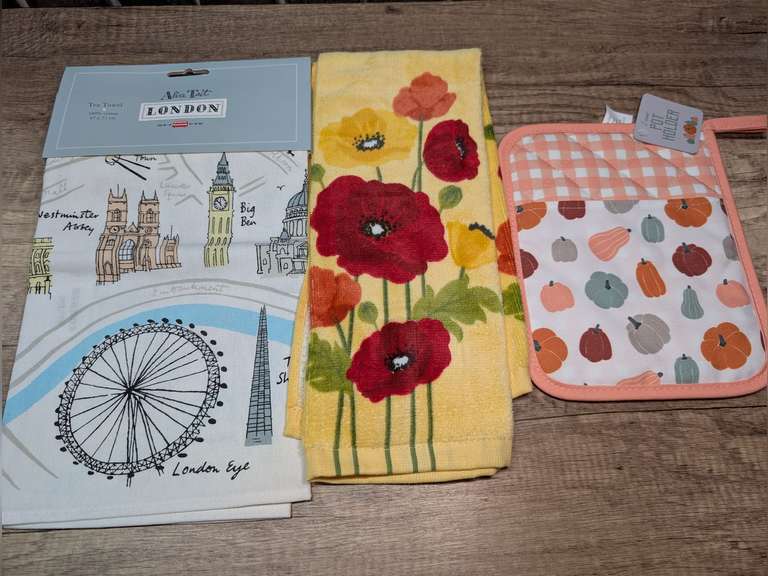 POTHOLDER AND KITCHEN TOWELS INCLUDING TWO WITH TAGS image