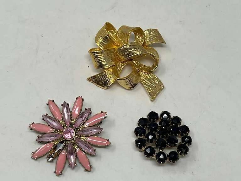Ladies fashion vintage brooches, three pieces, see pictures for details. image