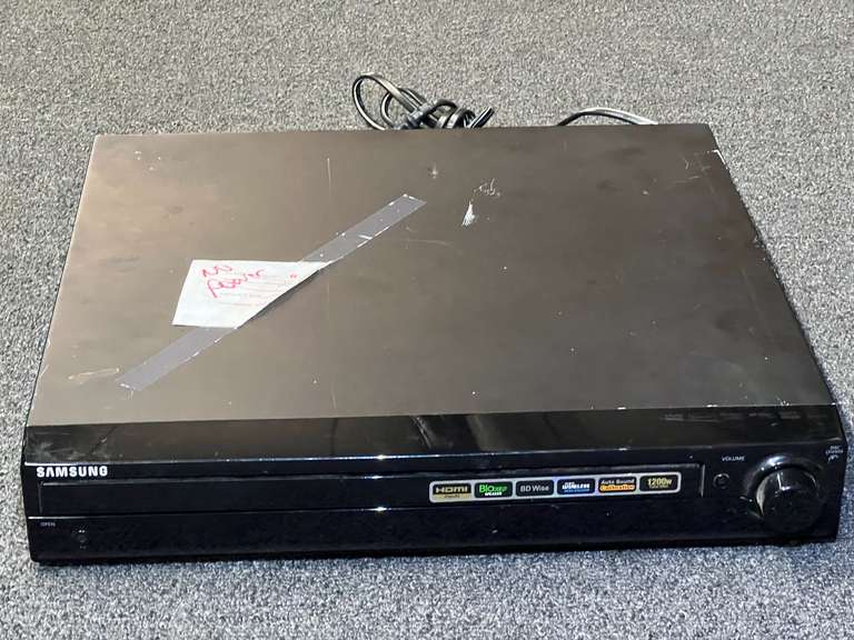 Samsung Blu-ray Disc player, does not power up, see pictures for details. image