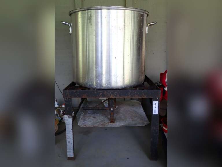 Large Boiling Pot with Burner and Basket image