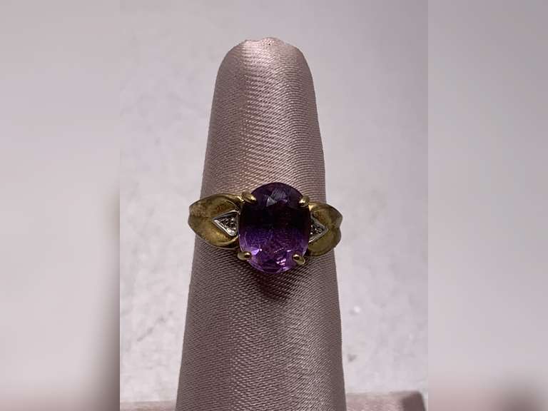 14KT YELLOW GOLD RING WITH LARGE OVAL AMETHYST CENTER STONE AND 2 DIAMOND CHIPS 2.88 GRAMS SIZE 4 3/4 image