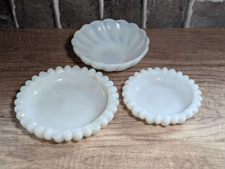 PAIR OF VINTAGE MILK GLASS ASHTRAYS (POSSIBLY FENTON) AND BOWL image