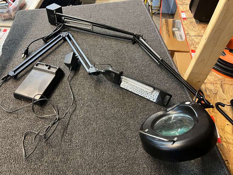 Magnifying work light, needs bulb, working condition unknown, see pictures for details. image