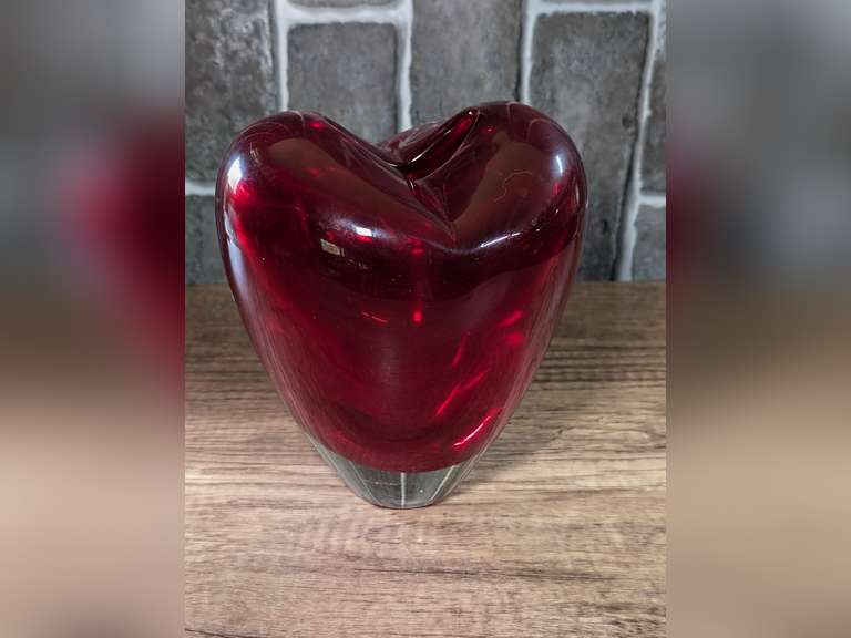BEAUTIFUL DEEP RED HEART MOTIF HEAVY ART GLASS VASE image