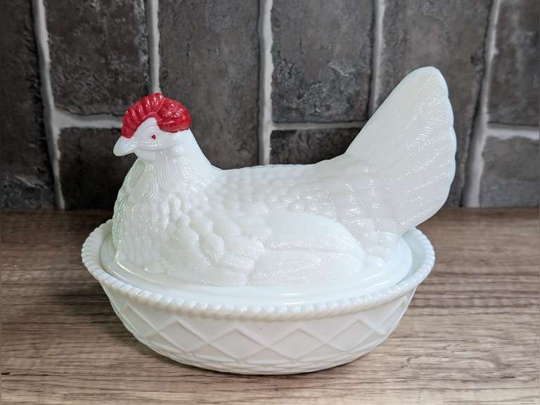VINTAGE WESTMORELAND MILK GLASS LARGE HEN ON NEST TRINKET BOWL image