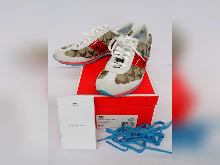 HIGH END LADIES SHOES - SEE PHOTOS FOR SIZE. image