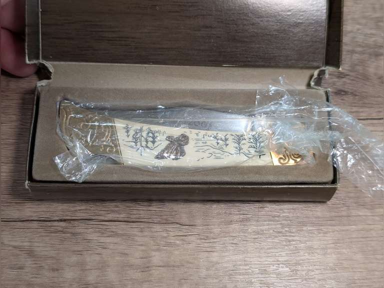 VINTAGE LOCKBACK KNIFE WITH EAGLE / OUTDOOR SCENE HANDLE AND JAPANESE STAINLESS BLADE WITH ORIGINAL BOX image