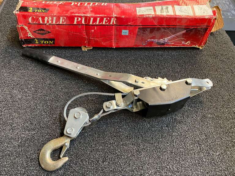 2 ton come along, one of the hooks is missing, see pictures for details. image