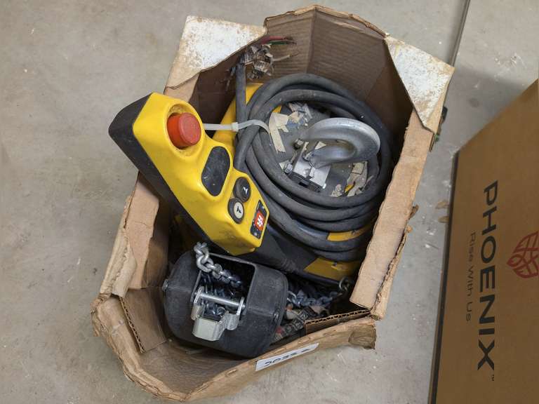 QUANTUM 1 TON ELECTRIC CHAIN HOIST WITH REMOTE image