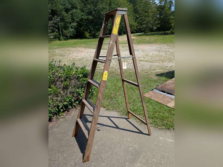 6-FT WOODEN STEP LADDER image