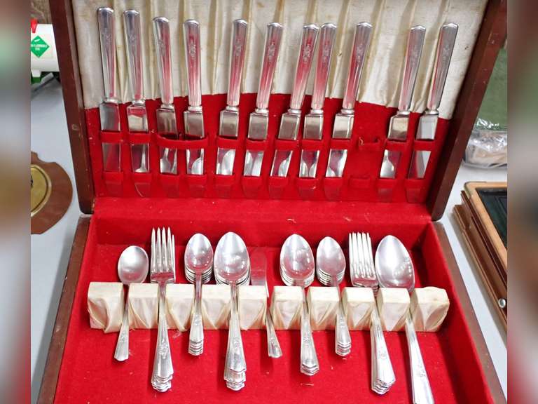 Wm. Rogers Overfield Silverplate Flatware Set in Wooden Case image