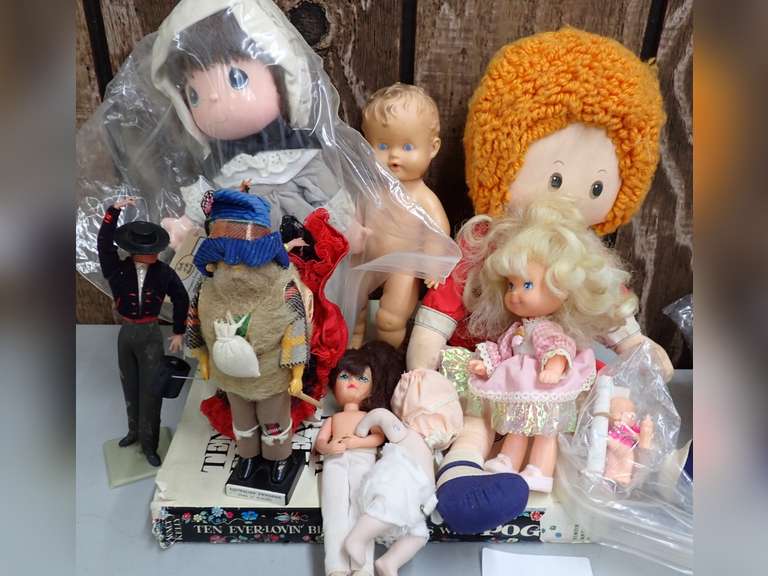 Mixed Lot of Dolls & Walt Disney Book image