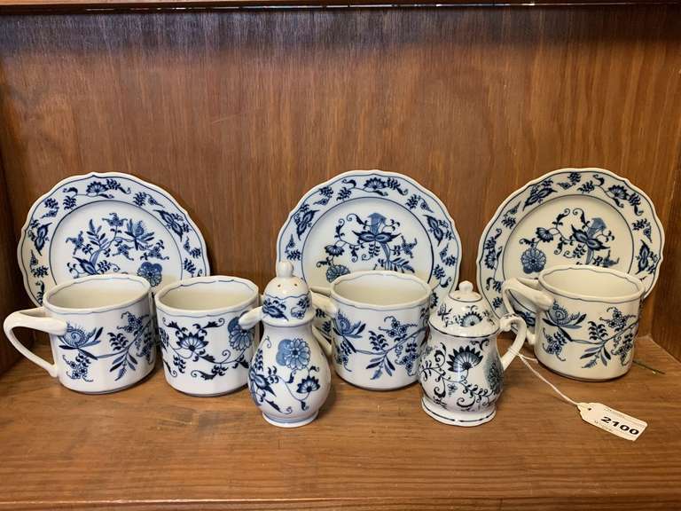8 PIECES OF VINTAGE BLUE DANUBE CHINA & 1 BLUE ONION SHAKER image