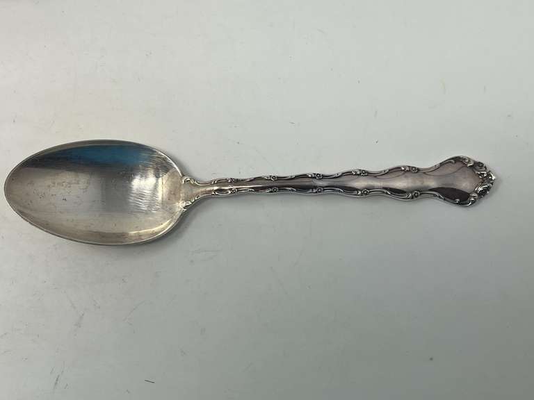 Reed & Barton Sterling silver serving spoon, 87.7 g, see pictures for details.